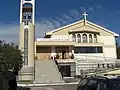 Puertas talladas en una iglesia católica en Elbasan