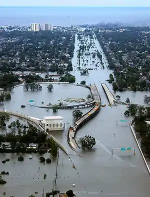 Vista aérea de la Interestatal 10 inundada por las inundaciones