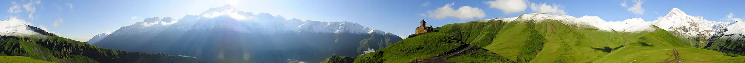 Iglesia en cruz con cúpula Tsminda Sameba, 2170 m y monte Kazbek