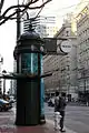 Una columna Morris en la intersección de Kearny Street y Market Street, San Francisco (Estados Unidos)