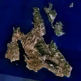 alt=Localización de Ítaca. La isla grande es Cefalonia. Ítaca es la isla a su derecha. La península de Paliki, que algunos sostienen que sería en realidad la legendaria Ítaca, es la parte occidental de Cefalonia.
)