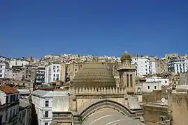 Cúpula con vistas a la parte posterior y la más antigua del edificio. El minarete es una adición reciente.