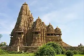 El templo Kandariya Mahadeva en el complejo del Templo Khajuraho en el estilo shikhara, declarado Patrimonio de la Humanidad por la UNESCO.