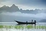 Un barco en el lago Cheow Lan