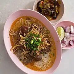 Un khao soi nuea de estilo musulmán (khao soi de res), Chiang Mai, Tailandia.