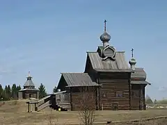 Museo arquitectónico-etnográfico "Jojlovka" en el krai de Perm. Iglesia de la Transformación del Señor (1707) y una torre de vigilancia (siglo XVII).