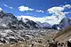 Pokalde es la montaña con un glaciar colgante a la izquierda del centro