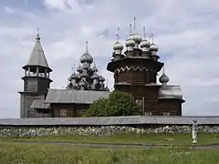 Un milagro en madera en Kizhi, parte de un conjunto iglesias, capillas y casas de madera. Es uno de los destinos turísticos más populares en Rusia y Patrimonio de la Humanidad de la UNESCO.