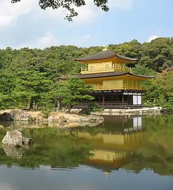 Piscina reflectora del Kinkakuji (Pabellón Dorado), Kioto, Japón.