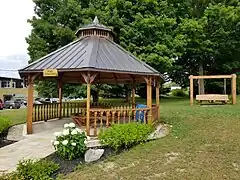 Kiosque aménagé devant le presbytère, près de l'hôtel de ville.