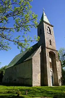 Fotografía del frente de una iglesia de Kirbla