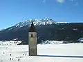 Invierno - el campanario rodeado por el hielo.