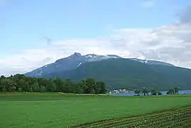 Vista de la villa de Gibostad en la isla Senja en dirección al monte Kistefjellet en tierra firme.