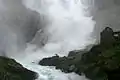 La catarata Kjosfoss, en mitad del recorrido del Flåmsbana, el tren que une Flåm con Myrdal.