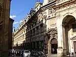 Entrada al edificio desde la calle Křižovnická.