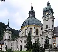 Monasterio de Ettal, arquitecto Enrico Zuccalli (arquitecto suizo-italiano radicado en Múnich), decoración interior de Josef Schmutzer (escuela de Wessobrunn de estuquistas) y Johann Baptist Straub.