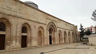 Fachada de la Gran Mezquita (Ulu Cami) de Kızıltepe, iniciada por los Artuqids en 1204