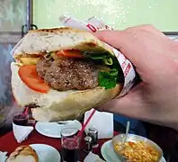 Un sándwich con kofta en Turquía