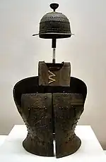 Casco y armadura de acero tankō con decoración de bronce dorado, período Kofun, siglo V. Museo Nacional de Tokio.