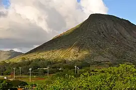 Vista del Cráter Koko desde el e Kalanianaole Hwy. Son visibles las escaleras subiendo la ladera.