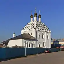 La Iglesia de San Nicolás en Kolomna. Cinco filas de kokóshniks cubren completamente las bóvedas exteriores.