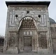 Portal de entrada de  Madrasa Karatay en Konya (c. 1251),con decoración de muqarnas y ablaq