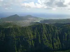 Vista del Cráter Koko (izquierda) sobre la sierra Koʻolau