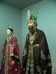 Los trajes del rey y la reina de Silla.