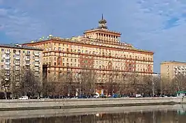 Edificio residencial moscovita en Kosmodamiánskaya Náberezhnaya (1953-1954)