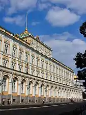 El exterior del Gran Palacio del Kremlin incorpora muchos detalles característicos de la arquitectura rusa medieval y bizantina.