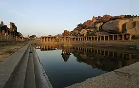 Vijayanagara marketplace en Hampi, along with the sacred tank located on the side of Krishna temple.