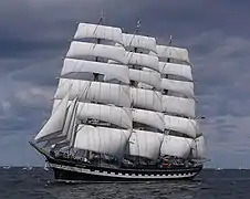 El barco, amurado a estribor, a toda vela