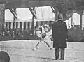 Judoka japonés, Tamio Kurihara (izquierda), Tatsukuma Ushijima (centro) y Yoshitsugu Yamashita (derecha), en la final de Shōwa Tenran Jiai en 1929.