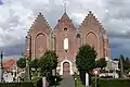 Gablete posterior de la iglesia Saint-Omer de Ledringhem, que muestra el estilo hallekerque, con tres naves yuxtapuestas.