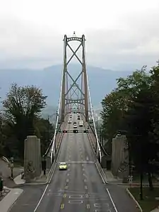 Puente Lions Gate, reversible en su totalidad, vista de la orilla en el Stanley Park, Vancouver.