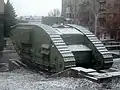 Tanque Mark V Compuesto en Lugansk, Ucrania, visto desde la izquierda.