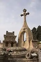 Panteón de Esqueu-Villalonga visible desde todo el cementerio