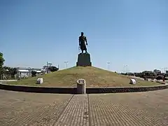 Vista de la estatua del lazador.