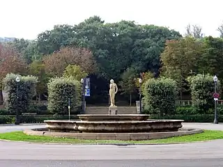 La Belleza (1924), de Josep Llimona, plaza de Dante.