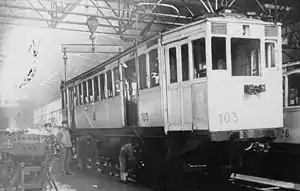 Coche 103 de la segunda serie, con sus ventanillas centrales reformadas, a punto de ser elevado por el puente grúa del taller Polvorín.