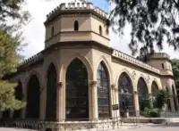 La Casa de los Osos, la primera estructura de líneas neogóticas construida en 1897. Es el pabellón más antiguo del ahora Ecoparque.