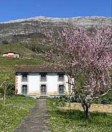 Fachada de La Casita de Olatz donde se ve el camino que se recorre desde la Ermita hasta la casa