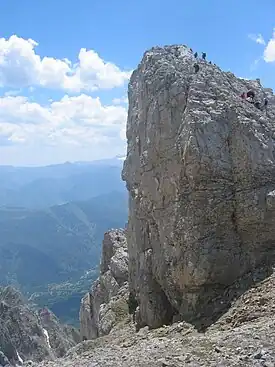 Morra de Lechugales (2444 m), techo del macizo de Ándara, compartida con Asturias