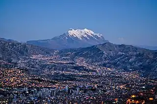 La Paz, la ciudad metrópoli más alta del mundo; el nevado Illimani al fondo