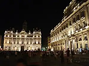 La plaza iluminada por la noche.