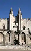 Matacanes sobre arcos en un papel más estético (nótese la verticalidad) que defensivo Palacio papal de Aviñón.
