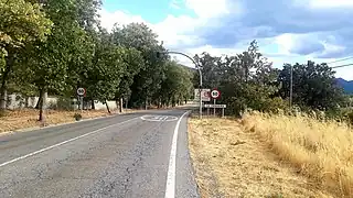 Entrada por la CL-601 desde Segovia a La Pradera de Navalhorno barrio físicamente unido a Valsaín