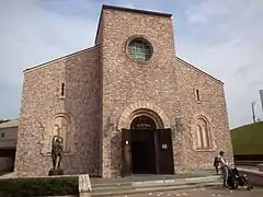 La «Casa de Cultura», réplica de una iglesia española.