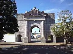 Réplica de la puerta de las Granadas en Granada.