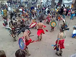 Danzantes durante ceremonia del Fuego Nuevo